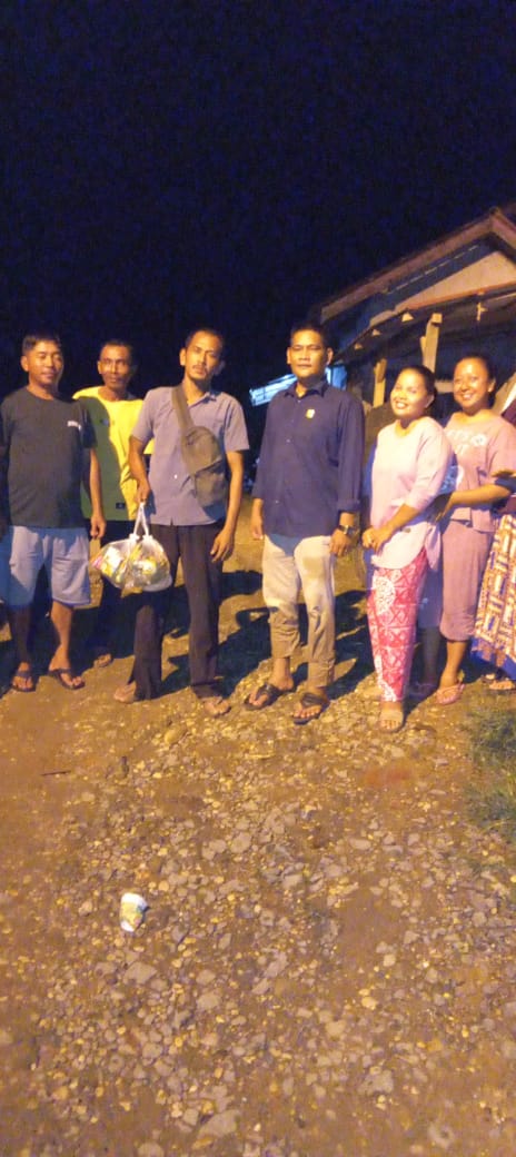 Menyerahkan bantuan di desa lubuk benteng kecamatan Tebo Ulu kepada warga terdampak banjir